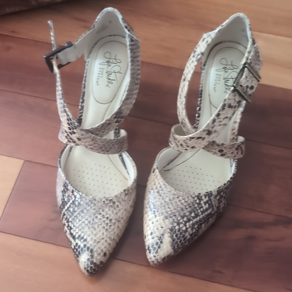 Life Stride Tan Heels with Snakeskin Pattern Size 8.5